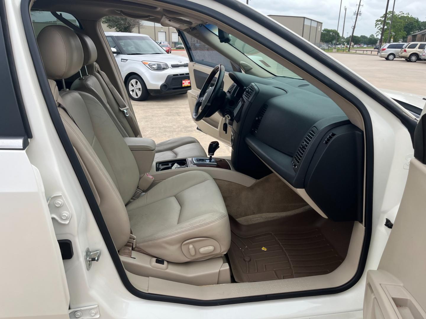 2005 white /TAN Cadillac SRX V6 (1GYEE637250) with an 3.6L V6 DOHC 24V engine, 5-Speed Automatic Overdrive transmission, located at 14700 Tomball Parkway 249, Houston, TX, 77086, (281) 444-2200, 29.928619, -95.504074 - Photo#12